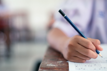 Kelsem Ricardo Rios Lima apresenta métodos alternativos de avaliação escolar que valorizam o aprendizado além das provas tradicionais.