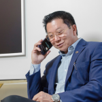 Dr. Milton Seigi Hayashi ressalta que a cirurgia plástica vai além da aparência, promovendo bem-estar e autoconfiança.