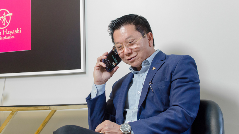 Dr. Milton Seigi Hayashi ressalta que a cirurgia plástica vai além da aparência, promovendo bem-estar e autoconfiança.