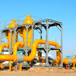 A tensão em torno de oleodutos voltou a reacender disputas diplomáticas entre Canadá e Estados Unidos, revelando o peso estratégico da infraestrutura energética na geopolítica regional, com análise de Paulo Roberto Gomes Fernandes.