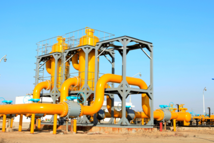 A tensão em torno de oleodutos voltou a reacender disputas diplomáticas entre Canadá e Estados Unidos, revelando o peso estratégico da infraestrutura energética na geopolítica regional, com análise de Paulo Roberto Gomes Fernandes.