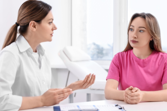 Como mostra Vinicius Tadeu Sattin Rodrigues, o medo do diagnóstico pode atuar como uma barreira invisível que atrasa a realização da mamografia.