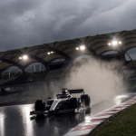 Carro de Fórmula 1 de Max Verstappen em pista molhada no circuito de Sepang durante o GP do Bahrein de 2026