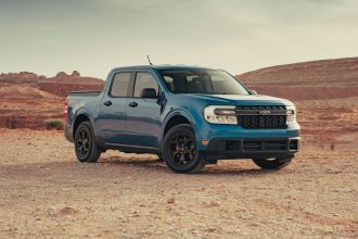 Picape Ford Maverick azul estacionada em uma paisagem desértica.