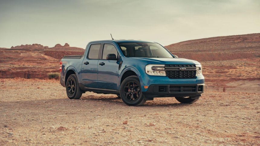 Picape Ford Maverick azul estacionada em uma paisagem desértica.